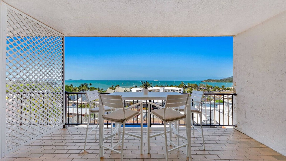 Airlie Beach Apartment | Ocean view family friendly walking distance to town WI-FI