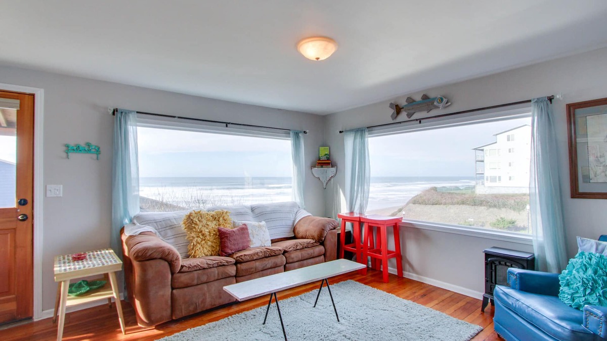 Newport House | Ocean View Home with Free WiFi and Cable and a Full Kitchen - One Dog is Welcome