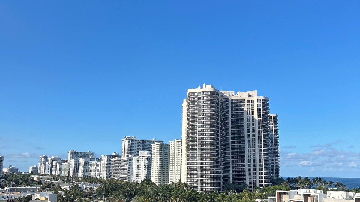 East Fort Lauderdale Condo | Ocean view in Fort Lauderdale Spacious 1-bedroom condo with pool and fitness rm