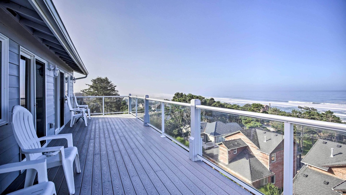 Lincoln City House | Ocean-View Lincoln City Retreat w/3 Viewing Decks