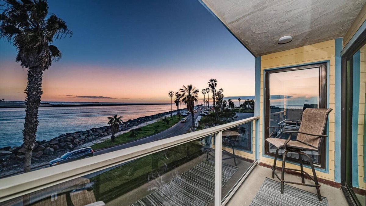 South Mission Beach House | Ocean View * Penthouse * Pets OK!