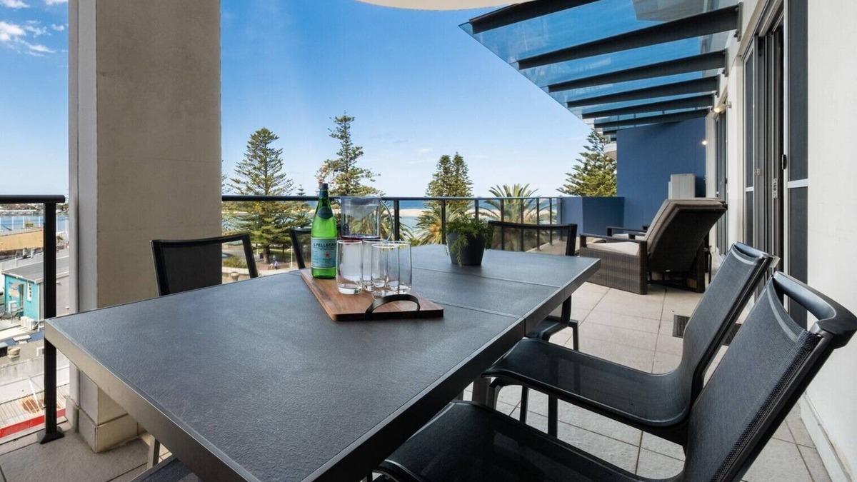 The Entrance Apartment | Ocean View Spacious Luxury 3 Bedroom, Pool, Central, Walk everywhre 6PM CHECKOUT