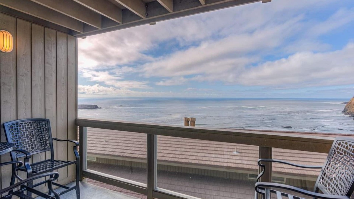 Otter Rock Apartment | Ocean-View Suite w/2 Queen Beds & Kitchenette