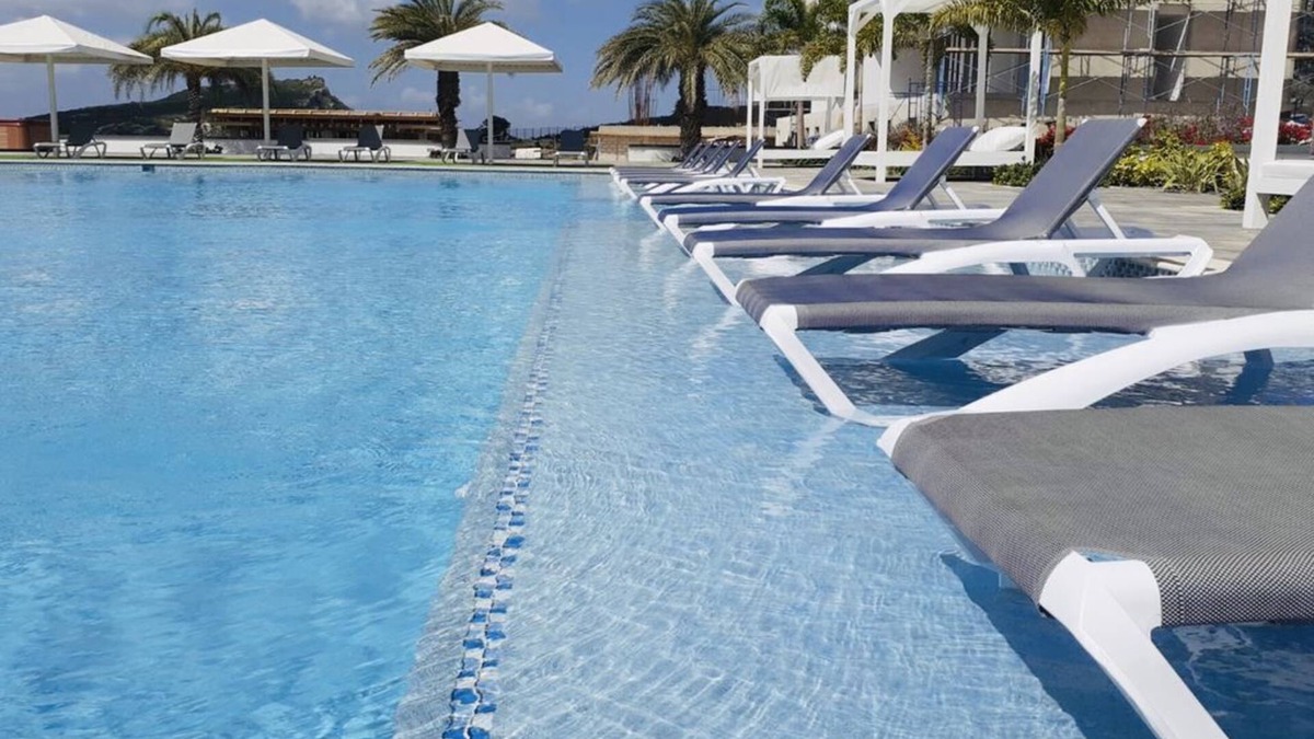 Colon Apartment | Ocean View & Sunset Apartment - Luxury Resort With Stunning Pool
