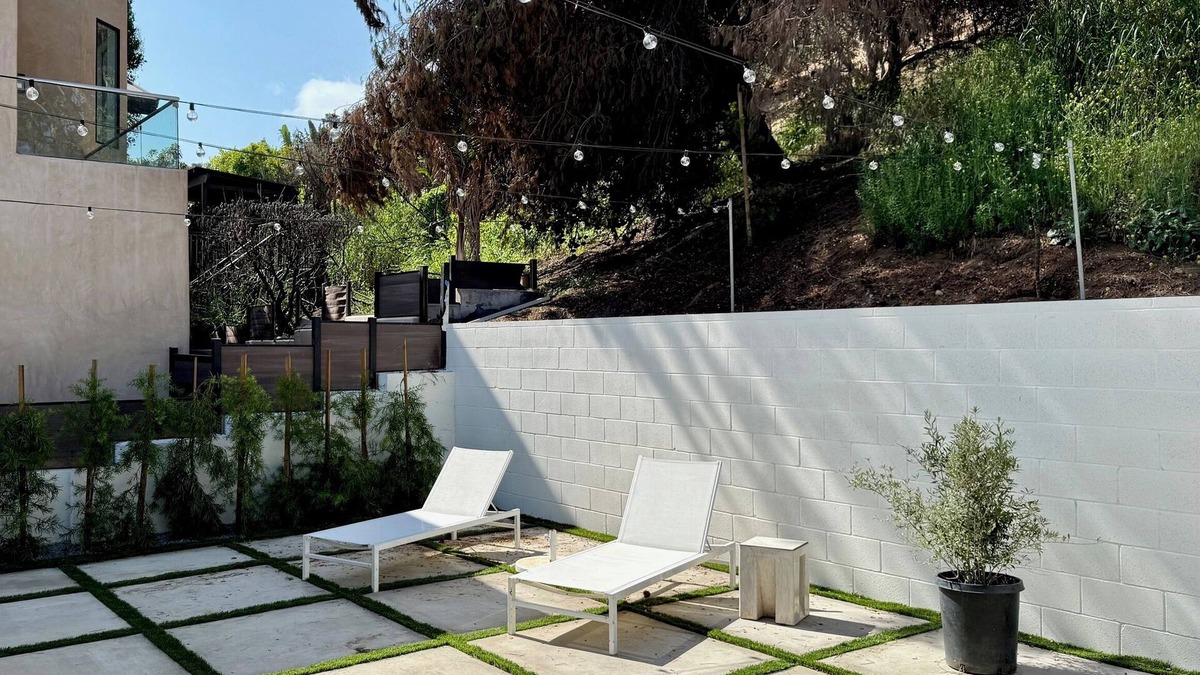 Eastern Malibu House | Ocean view. Walk to Carbon Beach. Comfortable upscale home with backyard.