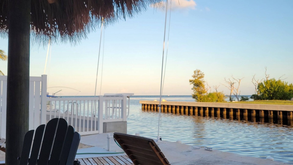 Marathon Villa | Ocean View waterfront Villa, relaxing Tiki, dock,10 min walk to to the beach.