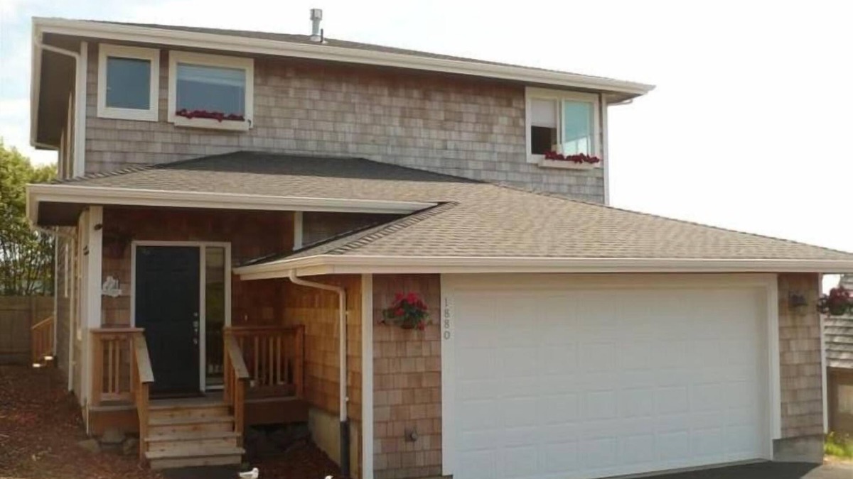 Roads End House | Ocean View with 3 Master Suites in Roads End!