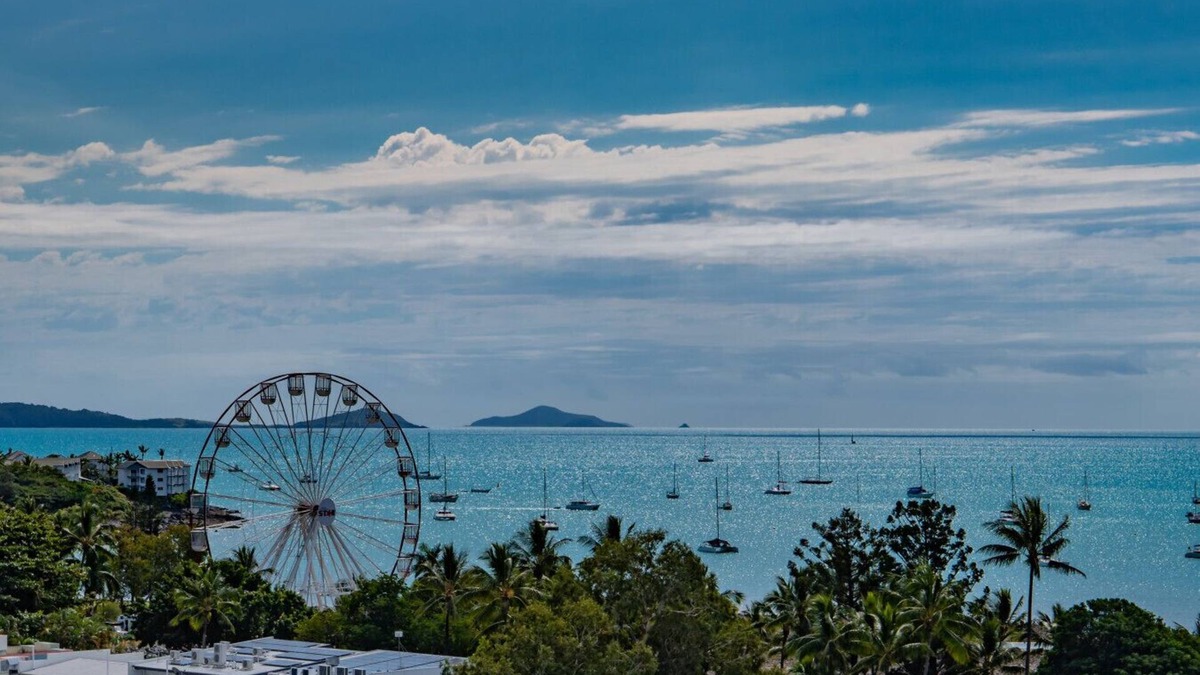 Airlie Beach Apartment | Ocean views 10a pool and spa