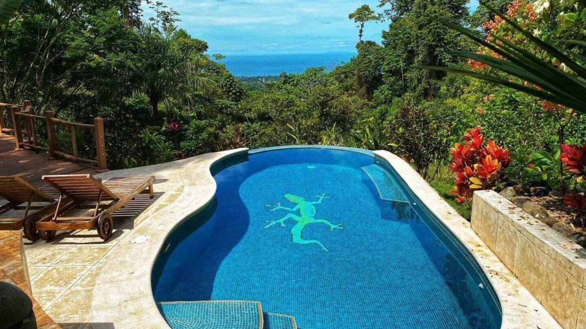 Ballena House | Ocean views and privacy above Uvita