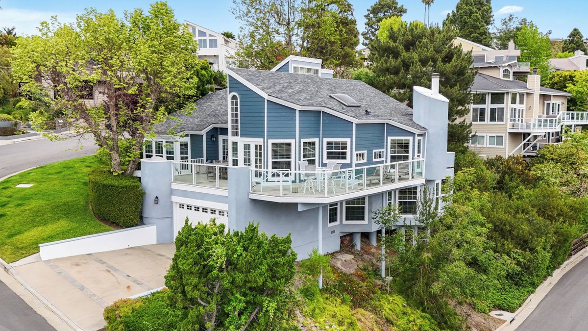 Mystic Hills House | OCEAN VIEWS FROM EVERY ROOM IN THIS LIGHT AND BRIGHT FAMILY RETREAT
