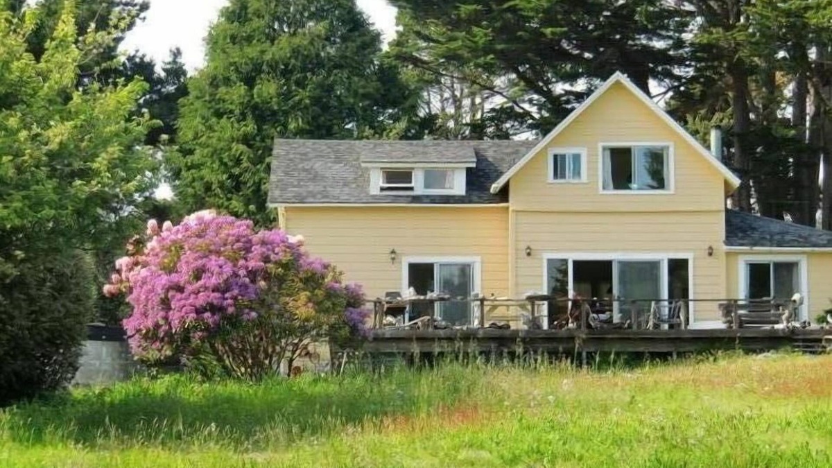 Mendocino House | Ocean Views Mendocino Beach House Path directly to the Beach!