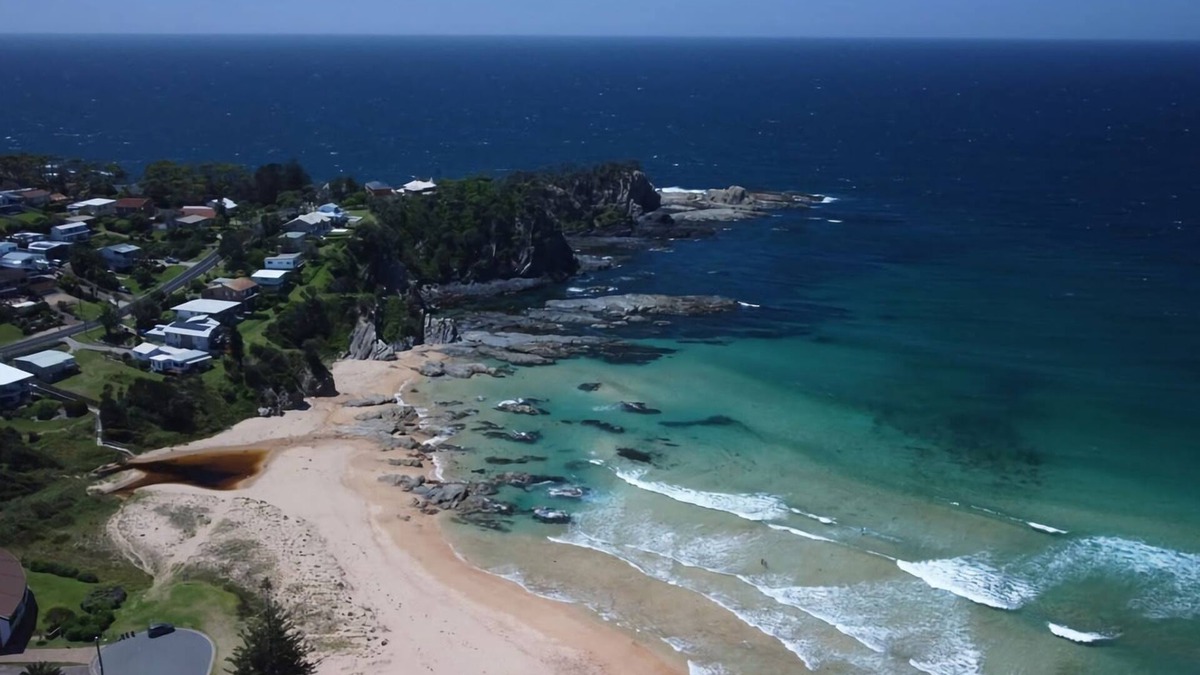 Malua Bay House | Ocean Views Walk to Malua Beach EV & Pet Friendly