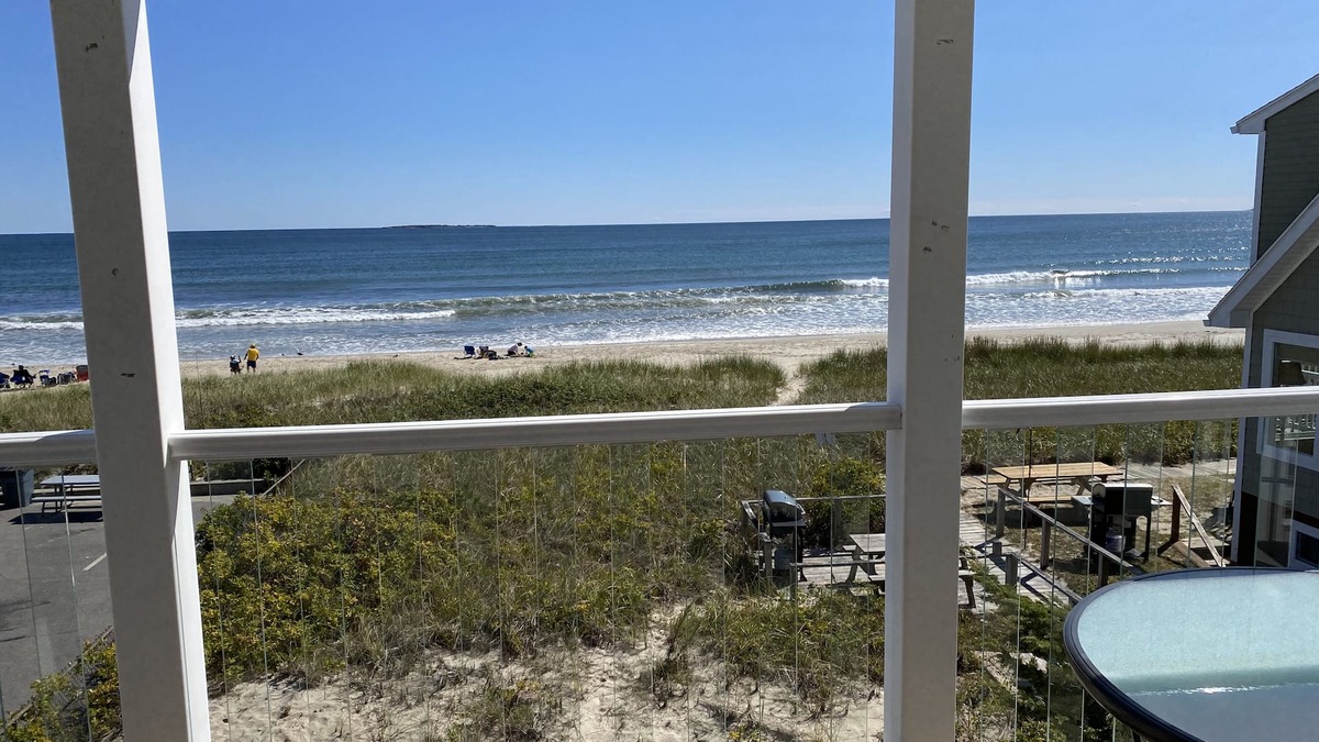 Old Orchard Beach Condo | Oceanfront, 2 Bedroom Condo, 1 Mile From The Pier