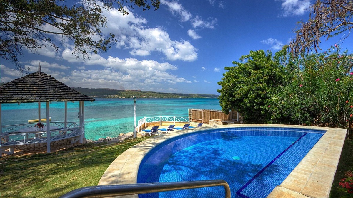 Discovery Bay Villa | Oceanfront 4 bdrm Cottage w/views Private Pool Staff Beach Access