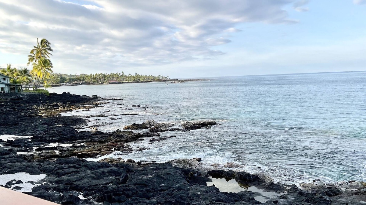Kahaluu Bay House | Oceanfront, 5 STAR, Home 3 BR/3 BA, wonderful lanai and Jacuzzi -Sleeps 8