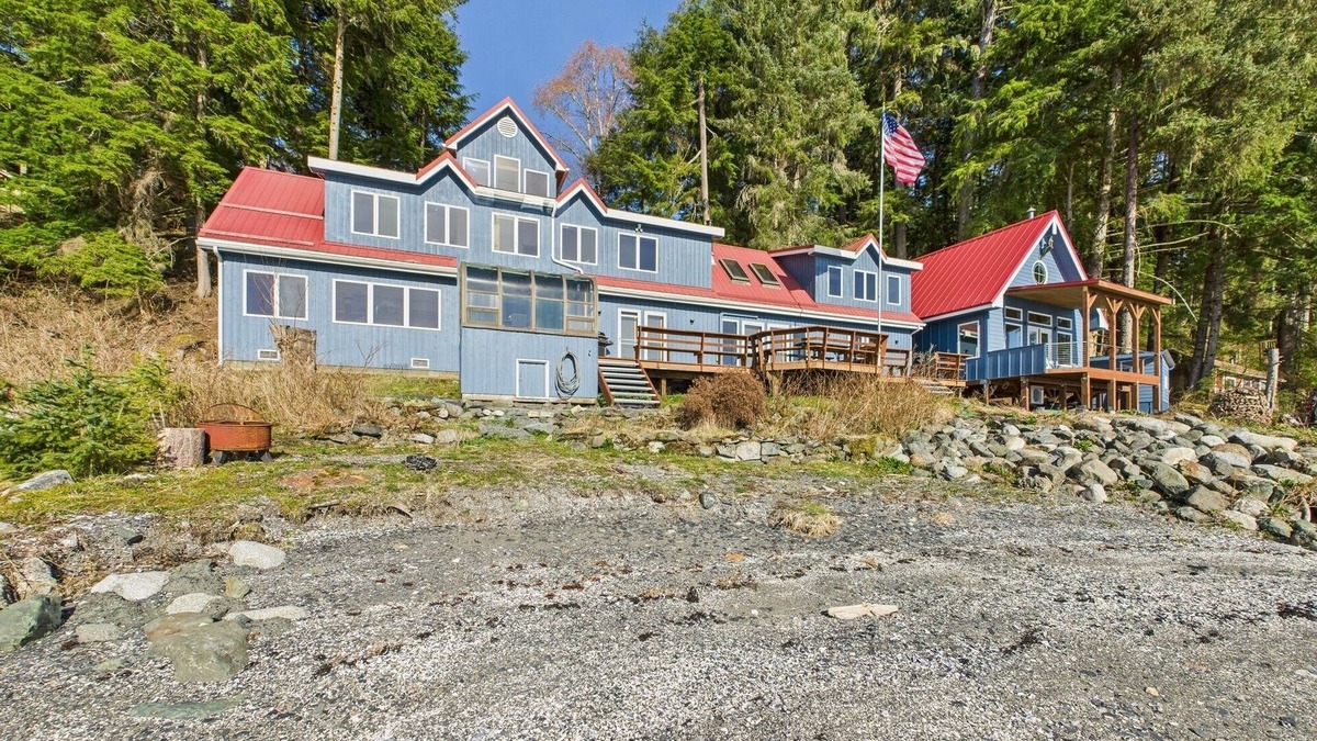 Juneau Villa | Oceanfront | 7BR w/Firepit, King Beds & Whales