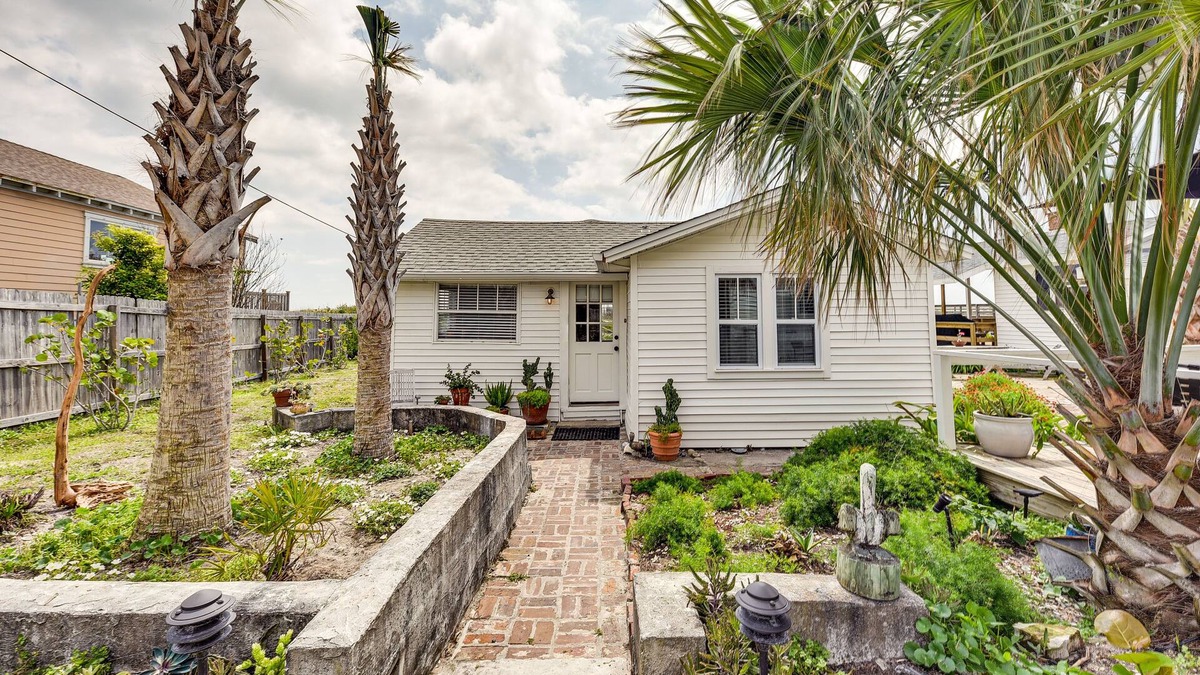 Fernandina Beach Cottage | Oceanfront Amelia Island Cottage: Deck & Boardwalk
