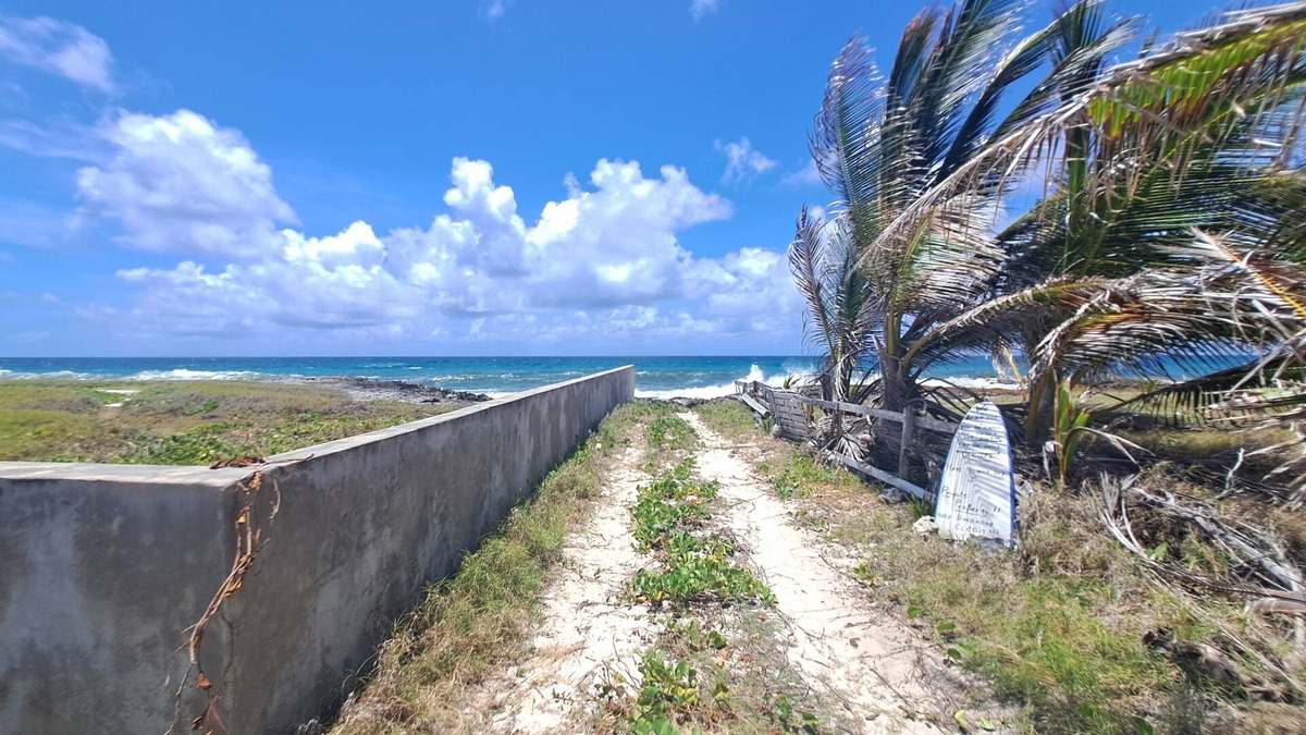 Inch Marlowe House | Oceanfront Apartment in Oistins