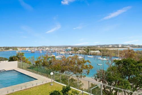 Buddina Apartment | Oceanfront apartment on top of point Cartwright