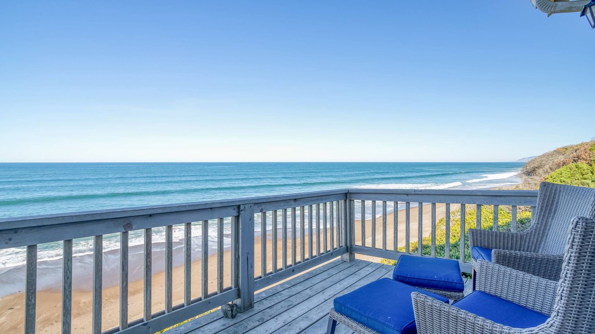 Lincoln Beach House | Oceanfront Bella Beach Beauty Has Panoramic Views, Spa Tub, Foosball and More!