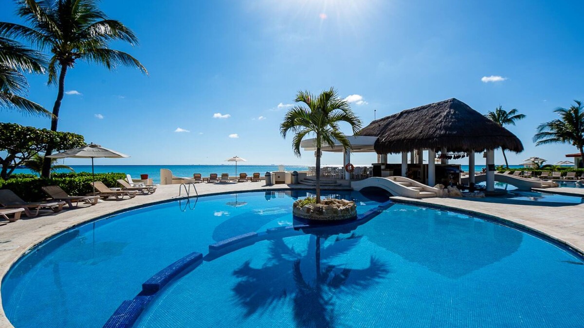 Playacar Fase I Condo | Oceanfront Condo, Drink & Snack Pool Bar, Excellent Location to 5th avenue!