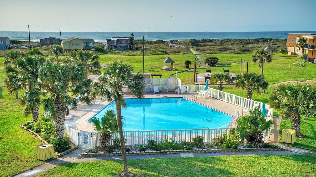 Port Aransas Cottage | Oceanfront Condo w/Private Balcony Pool + Tennis Bubbly Blew by Avantstay
