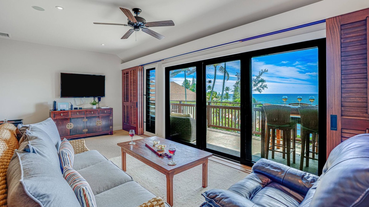 Wailua Condo | Oceanfront condo with balcony, W/D, wet bar, & pool access - gorgeous views