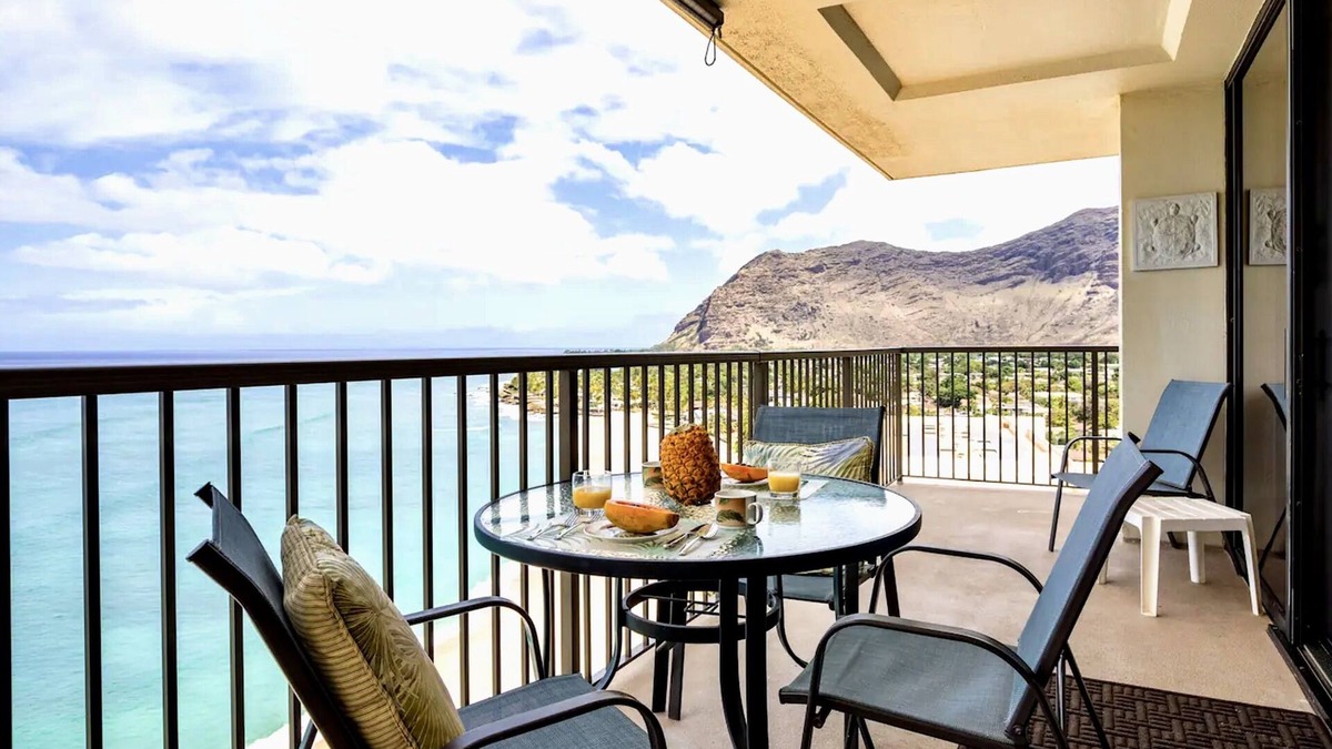Makaha Condo | Oceanfront Corner unit Condo , Hawaiian Princess