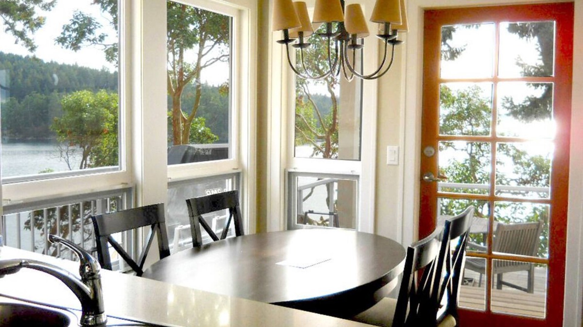 Pender Island Cottage | Oceanfront Cottage in Otter Bay on North Pender Island with spectacular views