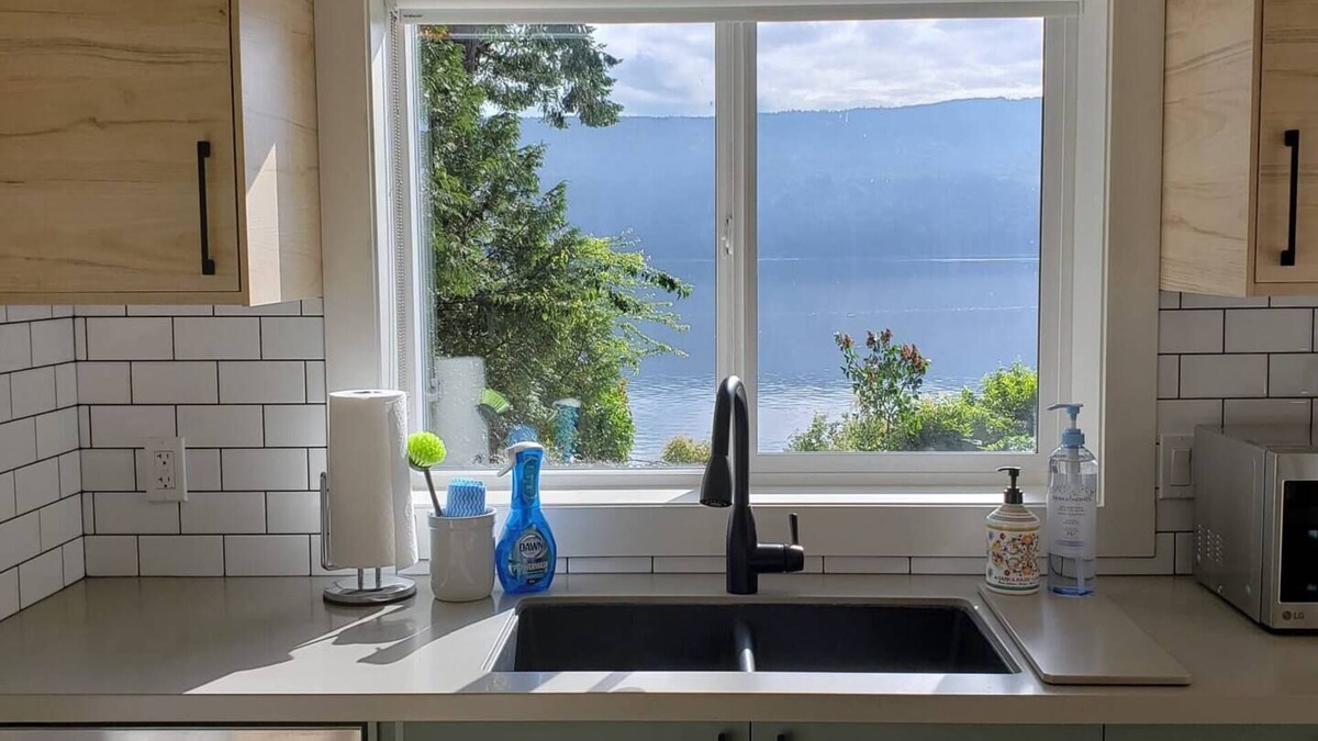 Cobble Hill Cottage | Oceanfront Cottage with Hot Tub close to Wineries
