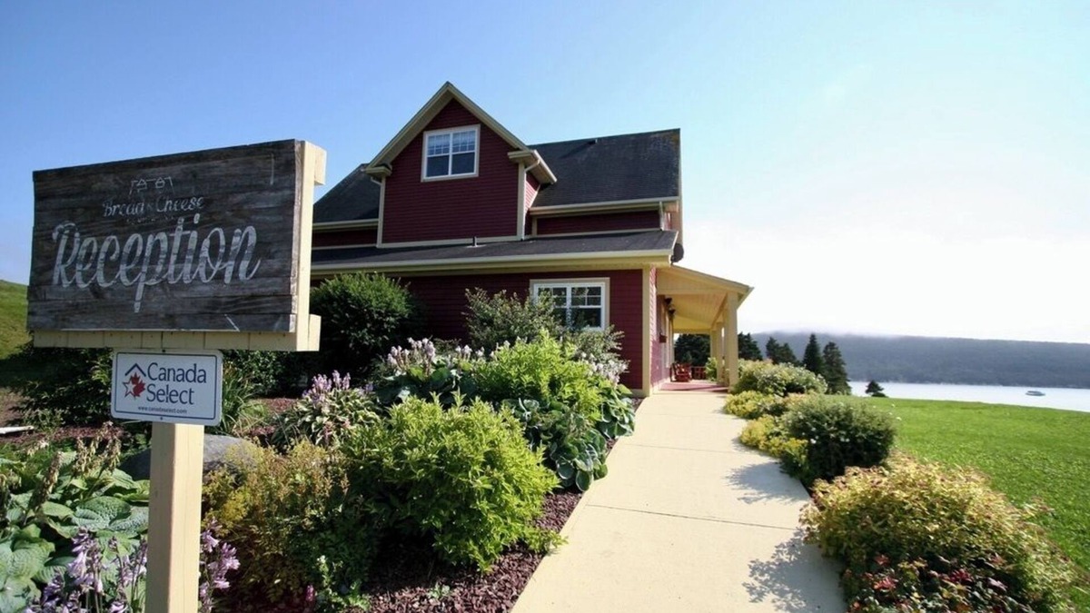 Bay Bulls Cottage | Oceanfront Cottage in quiet Newfoundland town 30 minutes from St Jonh's.