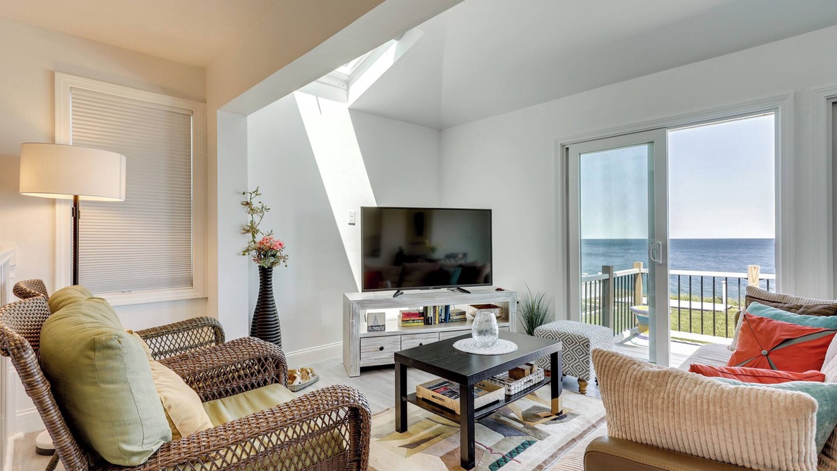 Plymouth Cottage | Oceanfront Cottage on Cape Cod Bay w/Game Room