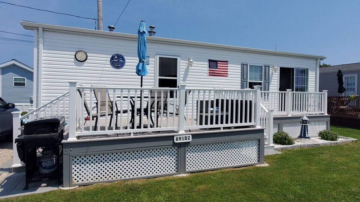 Snug Harbor House | Oceanfront East Matunuck Cottage