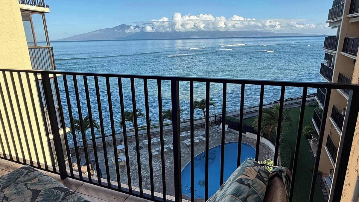 Kahana Apartment | Oceanfront Escape | Molokai Views & Cool Tropical Breezes