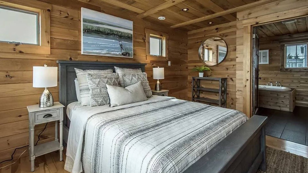 Cows Bay House | Oceanfront Estate with hot tub and gym