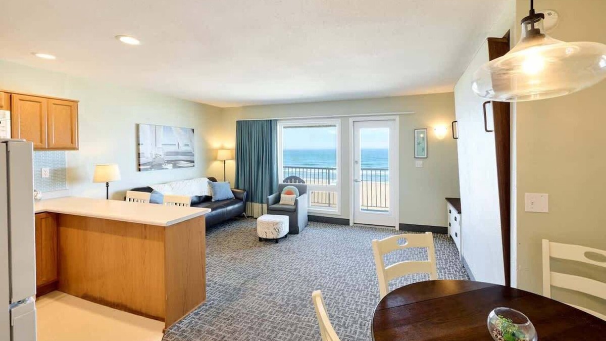Logsden Condo | Oceanfront Family Suite - Full Kitchen - Beach Access - Pool & Hot Tub!