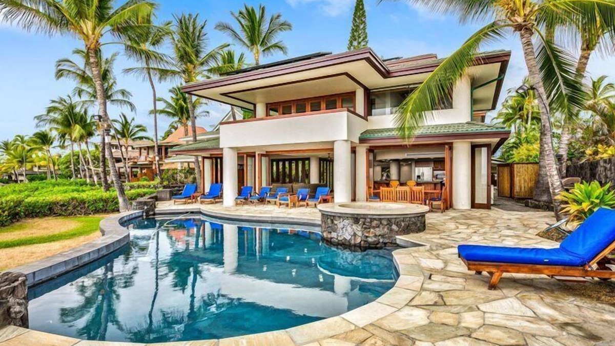Kailua-Kona House | Oceanfront Home | Gated Kona Bay Estates | AC in Bedrooms. Blue Water