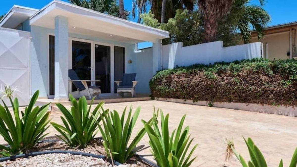 Malmok House | Oceanfront Honeymoon Suite - 5 min drive from all high rise hotels!