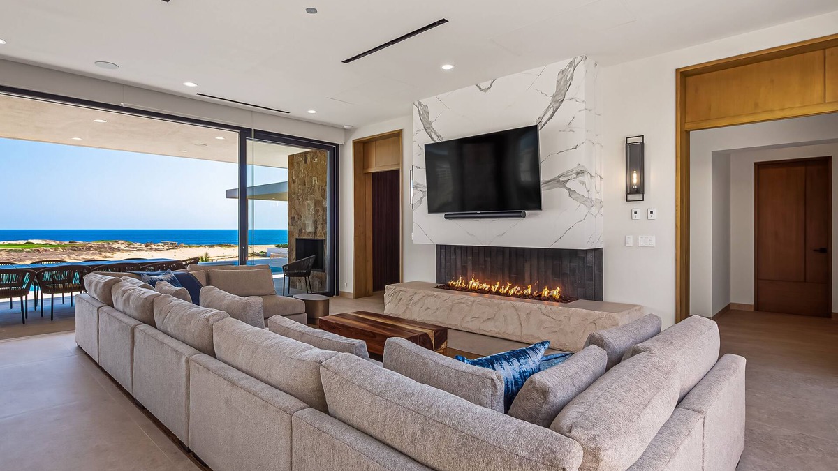 Los Cabos House | Oceanfront house with on-site golf, heated pool, hot tub, fitness room & grill