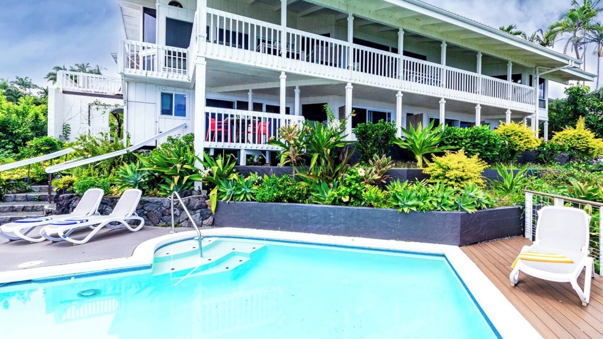 Hilo Bed & Breakfast | Oceanfront in Hilo Hale Kai Suites Bamboo Room - King Bed, Private Bathroom