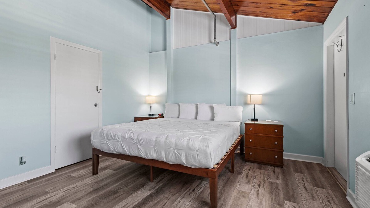 Fort Pierce Hotel | Oceanfront Inn Room #15- Inlet View- King Bed
