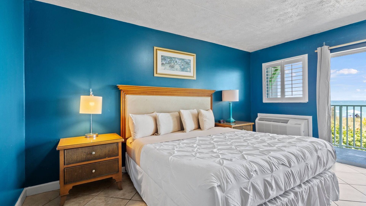 Fort Pierce Hotel | Oceanfront Inn Room #19- Ocean View Balcony, King Bed