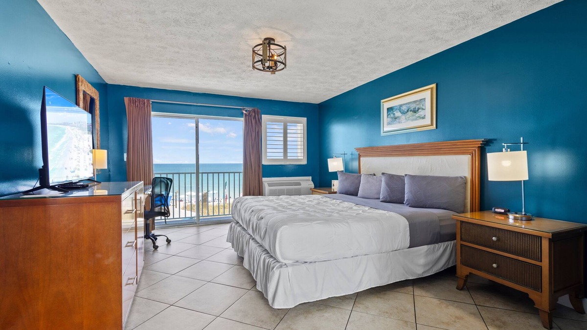 Fort Pierce Hotel | Oceanfront Inn Room #21- Ocean View Balcony, King Bed