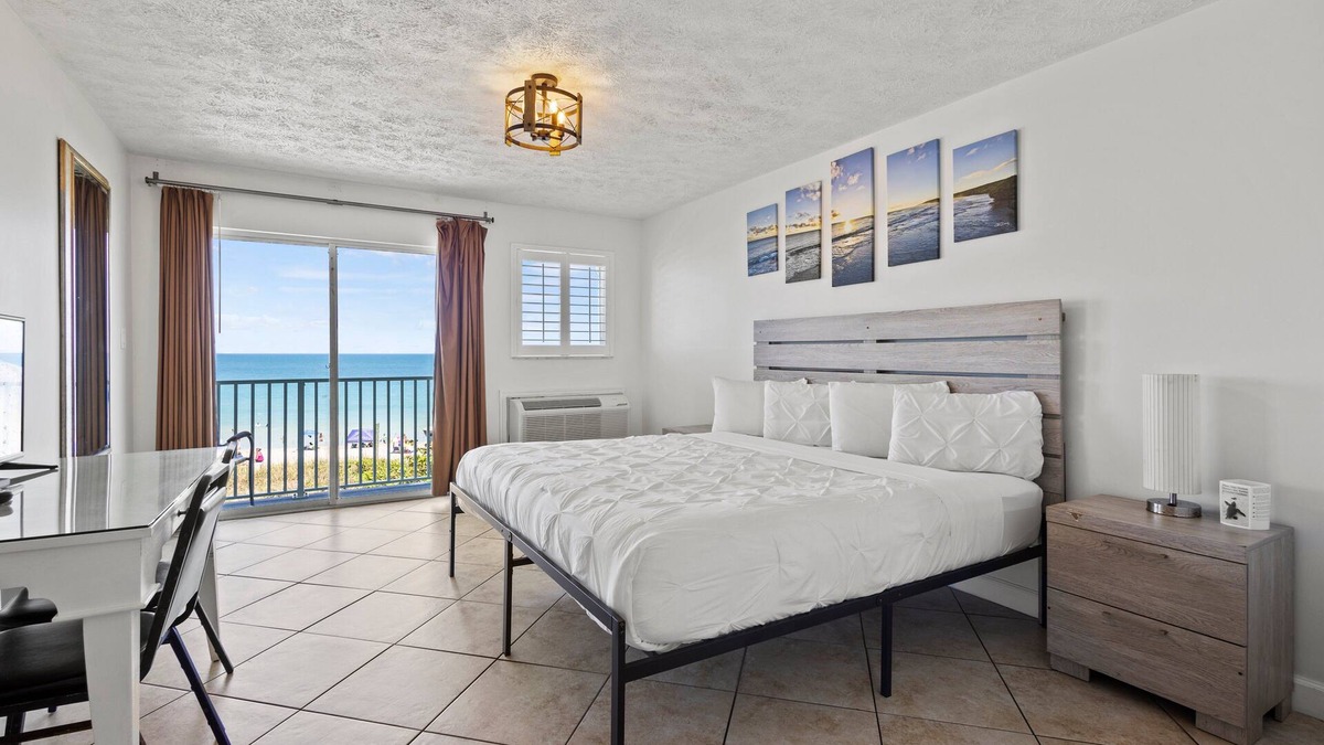 Fort Pierce Hotel | Oceanfront Inn Room #25- Ocean View Balcony, King Bed