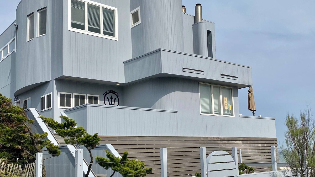 Ocean Beach House | OCEANFRONT Luxury 5 Bedroom house, Heated Pool, Jacuzzi. Sleeps 12