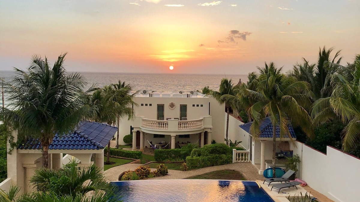Isla Mujeres Villa | Oceanfront Luxury at Casa De Las Palmas/Isla Mujeres/8BR/10BA/Sleeps 16