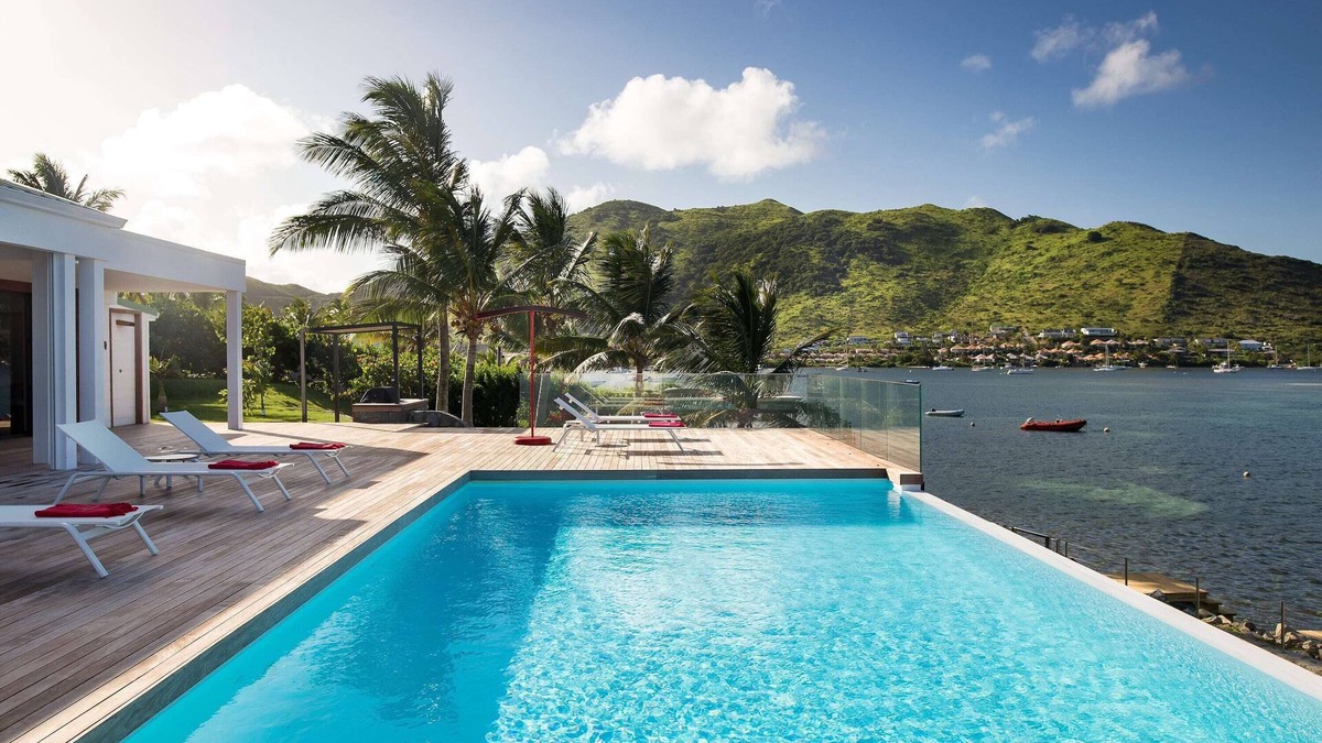 Cul de Sac Villa | Oceanfront modern villa with view of Pinel island