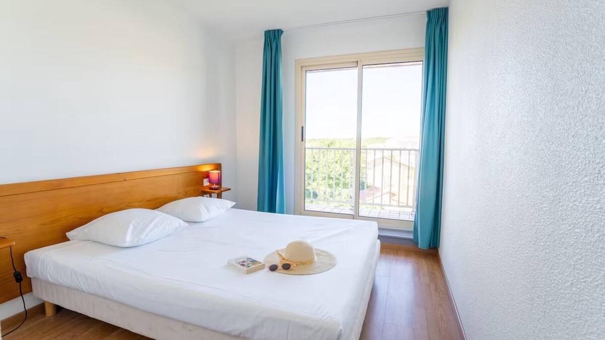 Saint-Pierre-la-Mer Apartment | Oceanfront Oasis: Family & Pet-Friendly Holiday Unit | Full Kitchen