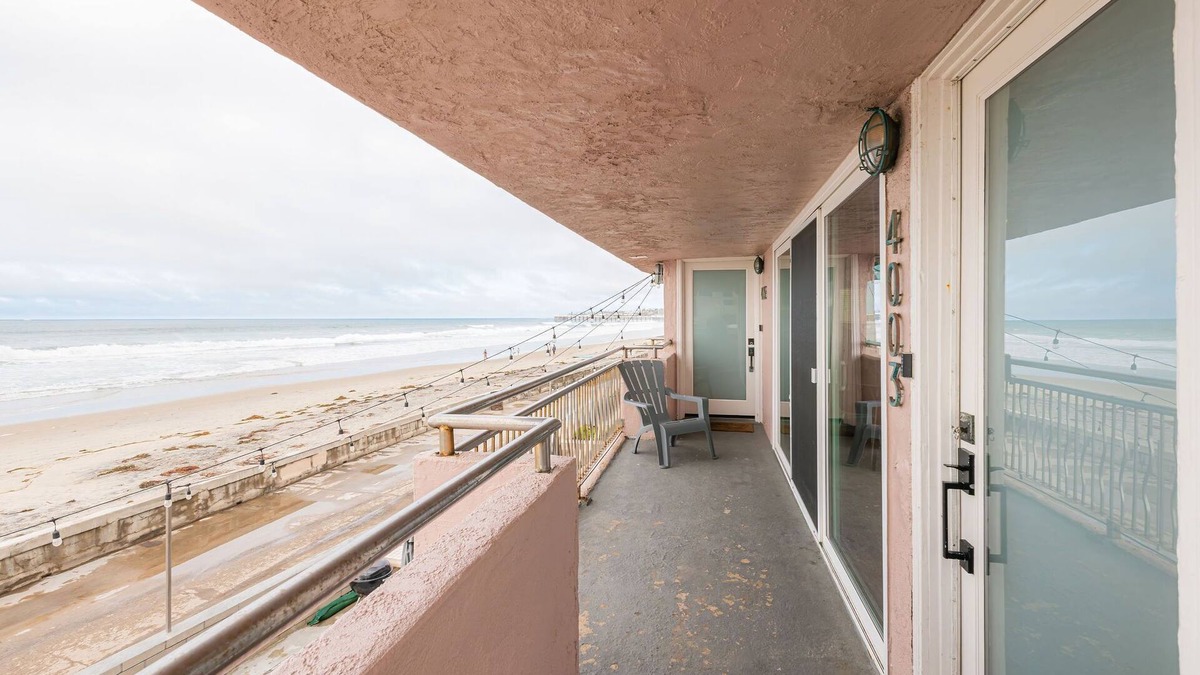 Mission Beach Apartment | Oceanfront Oasis: Step from Your Door to the Sand in San Diego