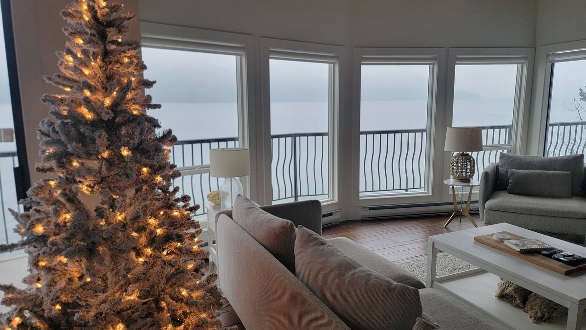 Cowichan Bay Cottage | Oceanfront Paradise with Hot Tub